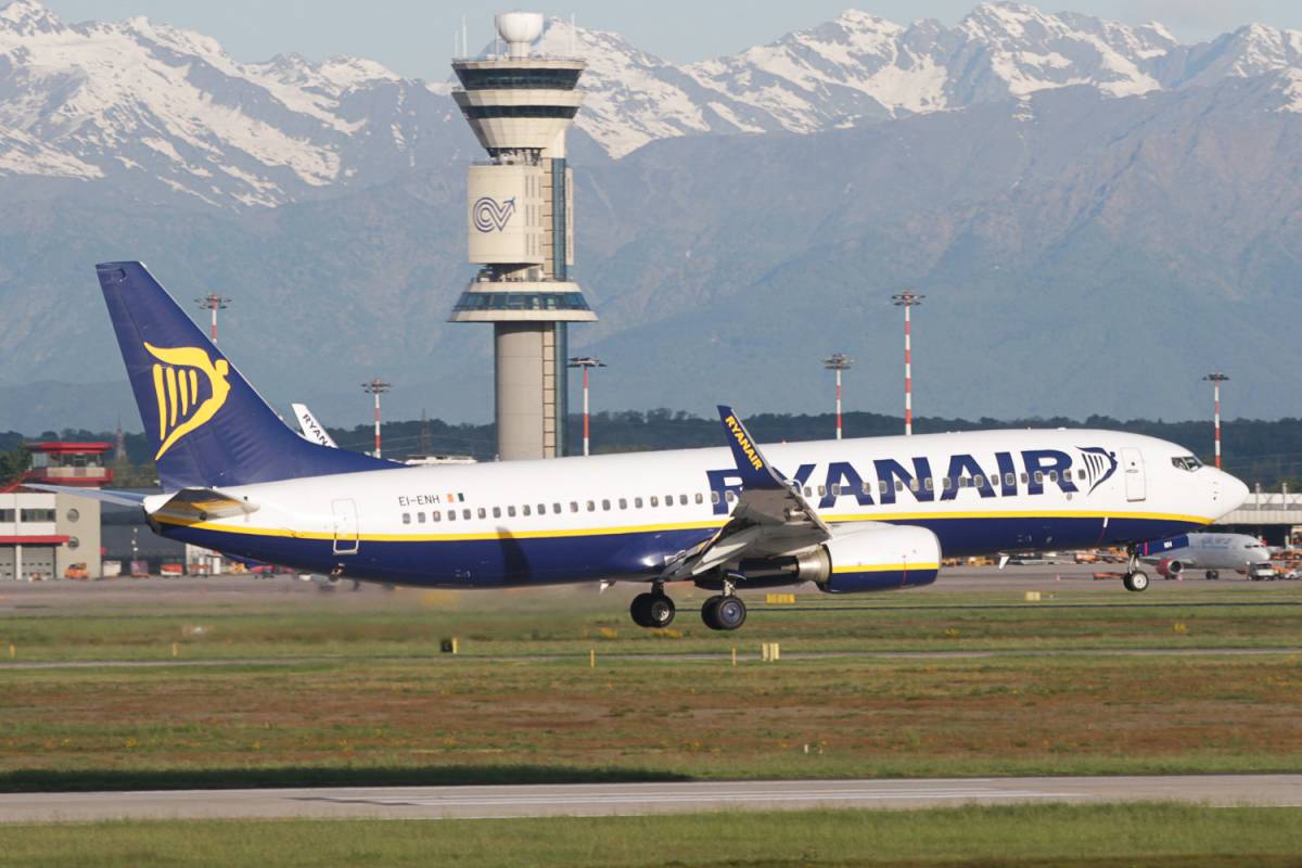 Ryanair inverte la rotta  e offre il bonus ai piloti In Italia tagliati 702 voli