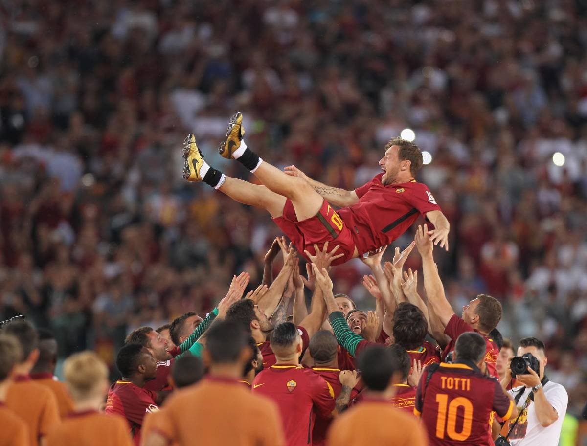 "È arrivato il momento". Il lungo addio di Totti in trionfo tra le lacrime