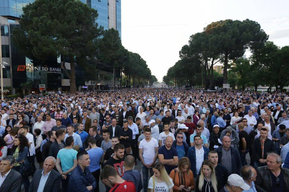 Albania, 140 manifestanti intossicati dopo il corteo