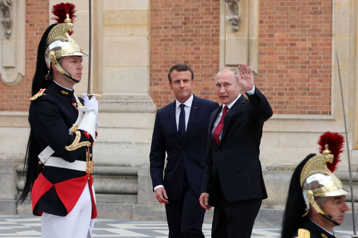 Macron e Putin, prove (difficili) di avvicinamento