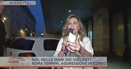 Roma, sassi contro Daniela Santanchè in diretta tv