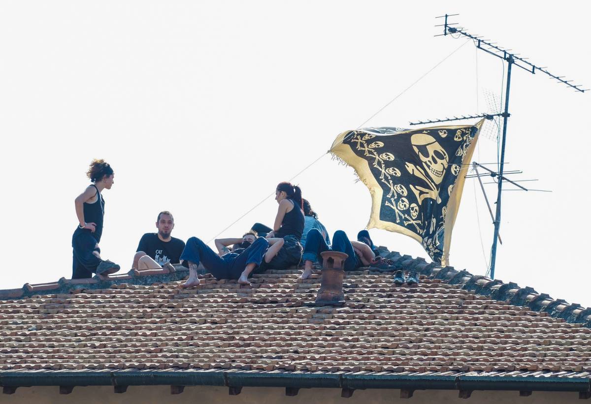 La polizia allontana gli squatter sacrileghi Loro salgono sul tetto