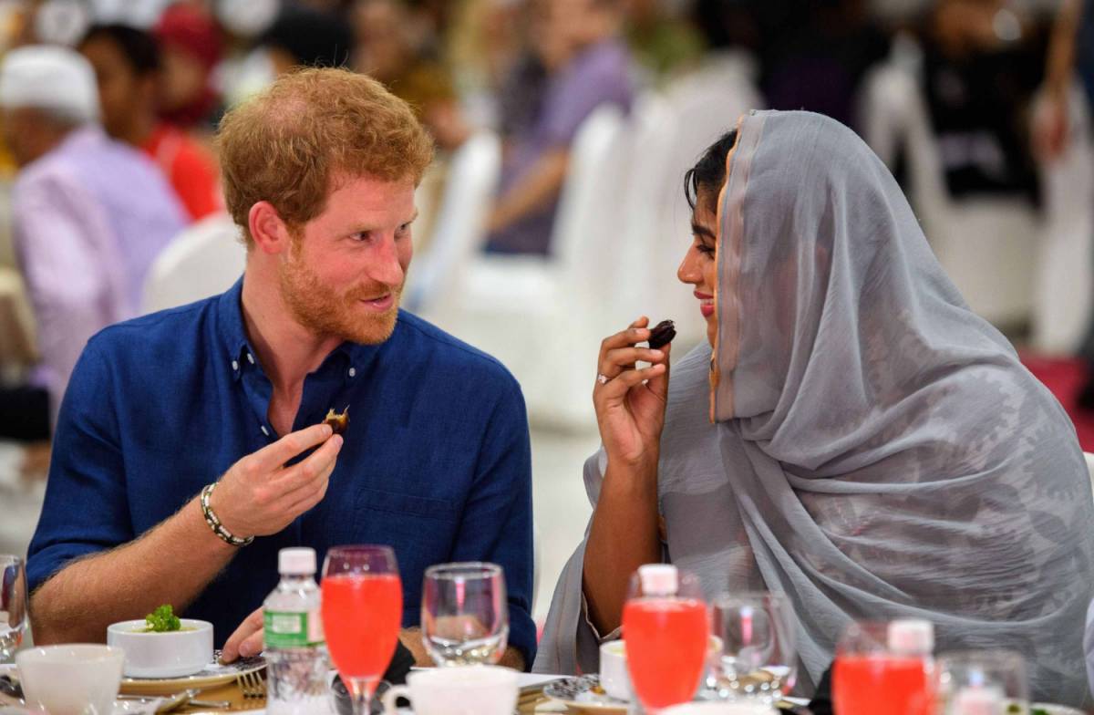 Il principe Harry festeggia il Ramadan e i sudditi lo criticano