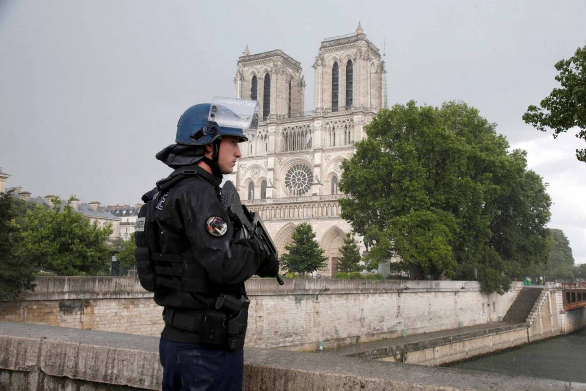 Parigi, trovato video di Isis a casa dell'attentatore di Notre Dame