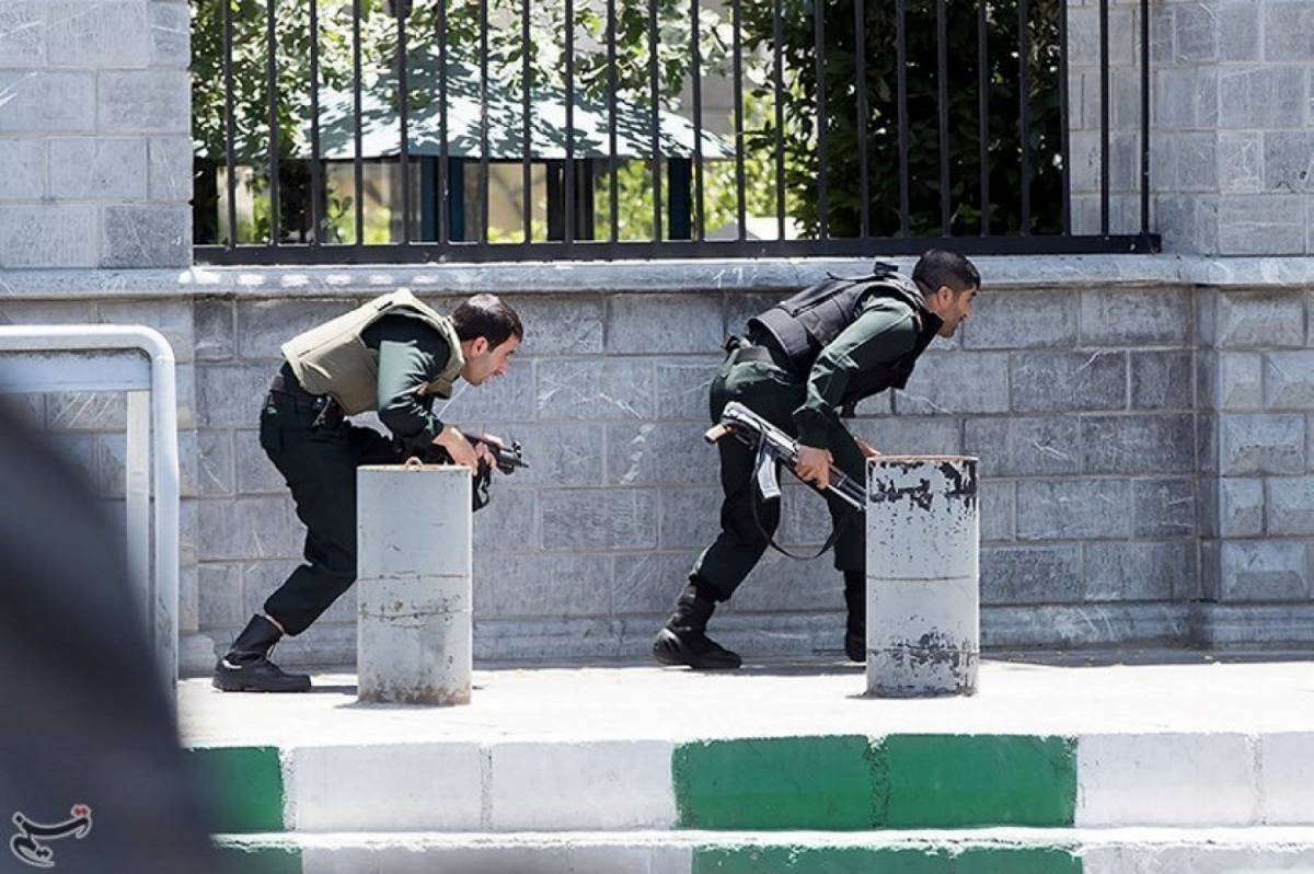 Il terrore sbarca anche in Iran: colpiti Parlamento e mausoleo