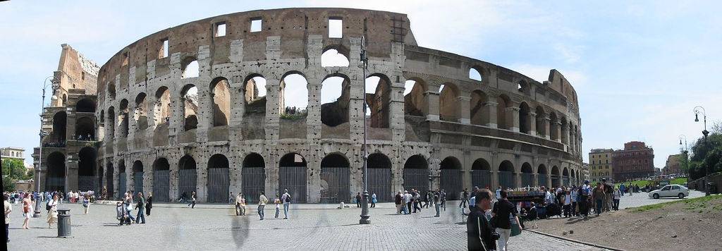 Sfregiato il Colosseo, è opera di una turista tedesca
