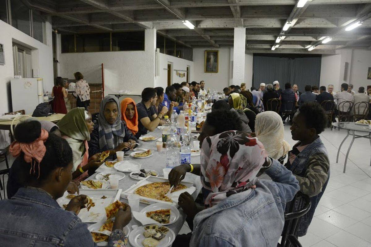 Musulmani a cena in parrocchia per celebrare il ramadan