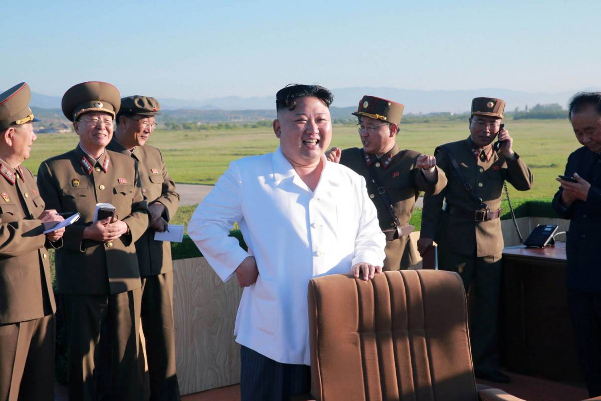 Nord Corea, lancio multiplo di missili: avvertimento alle navi di Trump