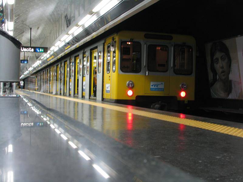 Col coltello sulla metro, feriti nella ressa a Napoli