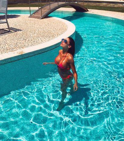 L'estate di Anna Tatangelo: le prime foto in bikini