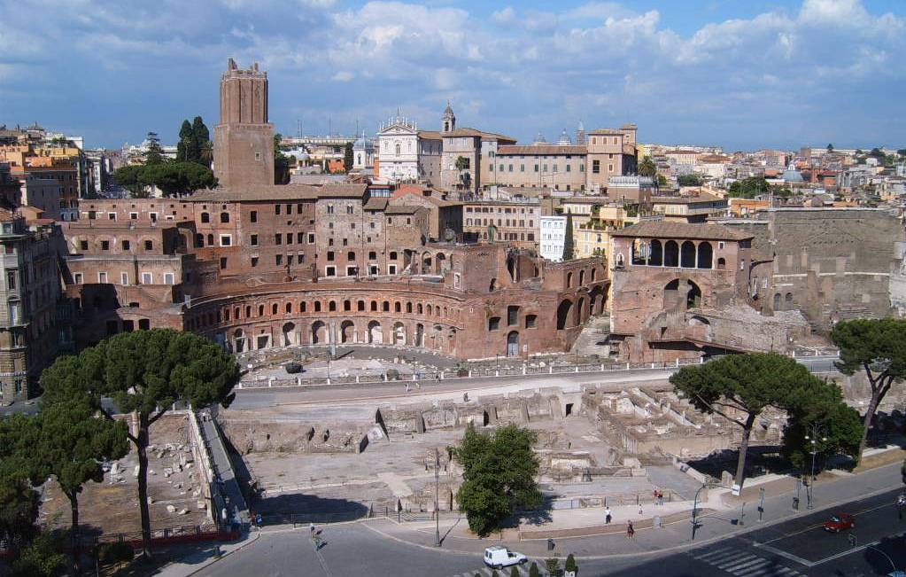 Roma, due turisti fanno sesso davanti ai passanti ai Fori imperiali