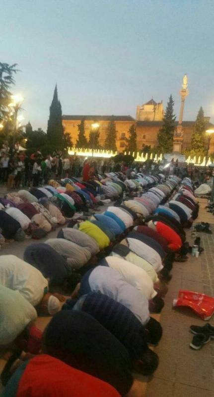 Granada, i musulmani festeggiano il Ramadan sul monumento cattolico