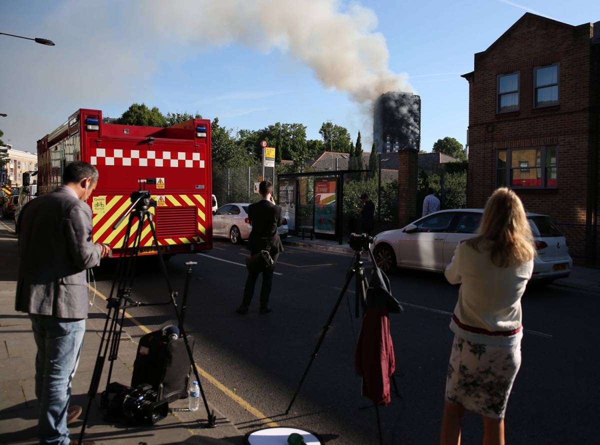 Grattacielo in fiamme a Londra, i testimoni: "L'allarme non funzionò"