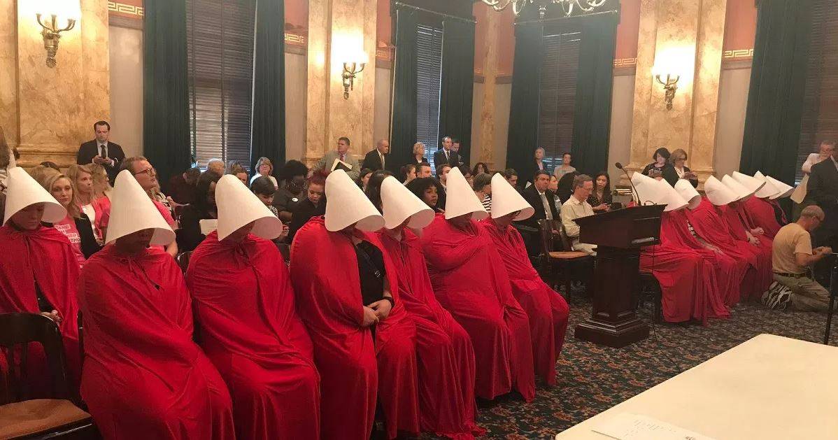 Ohio, la protesta delle "Ancelle" contro la legge che vuole limitare il diritto all'aborto