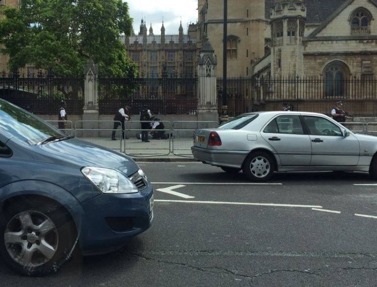 Londra, allarme a Westminster: ​uomo armato fermato col taser