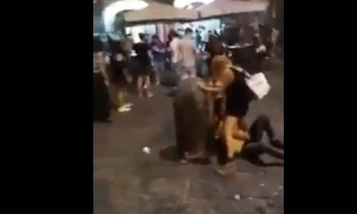 Napoli, sesso orale in piazza. Il video choc fa il giro del web