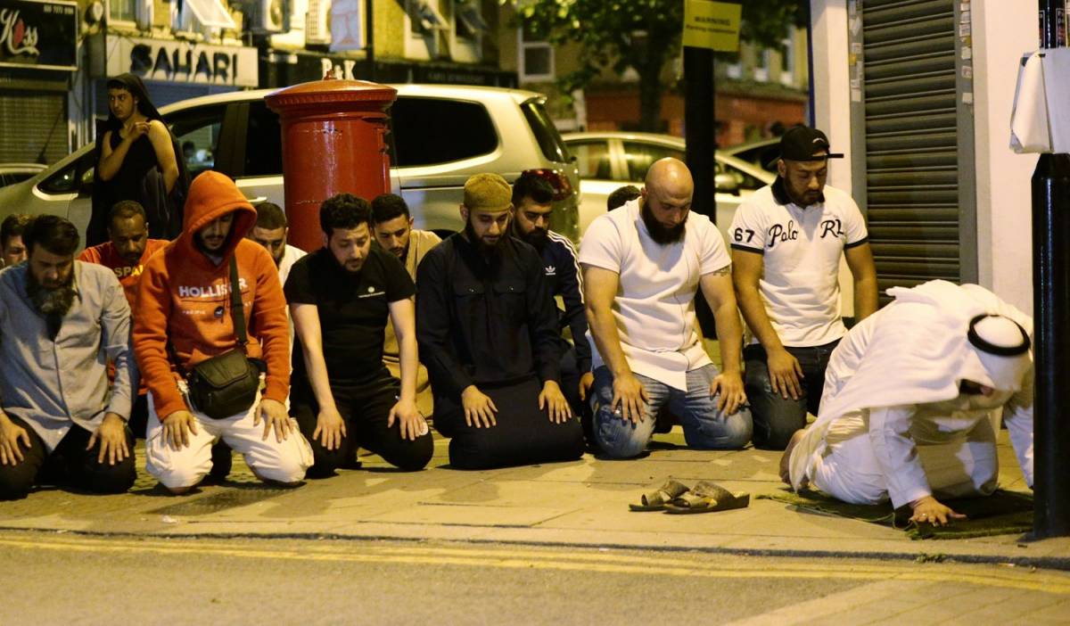 Londra, un van contro i fedeli: un morto e otto feriti