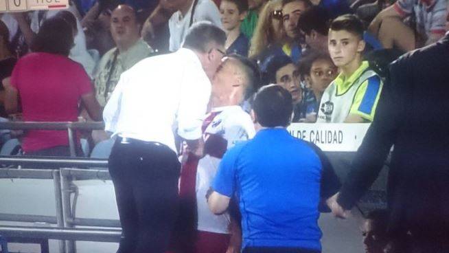 Getafe-Huesca, il giocatore si arrabbia per la sostituzione: il tecnico gli dà una testata
