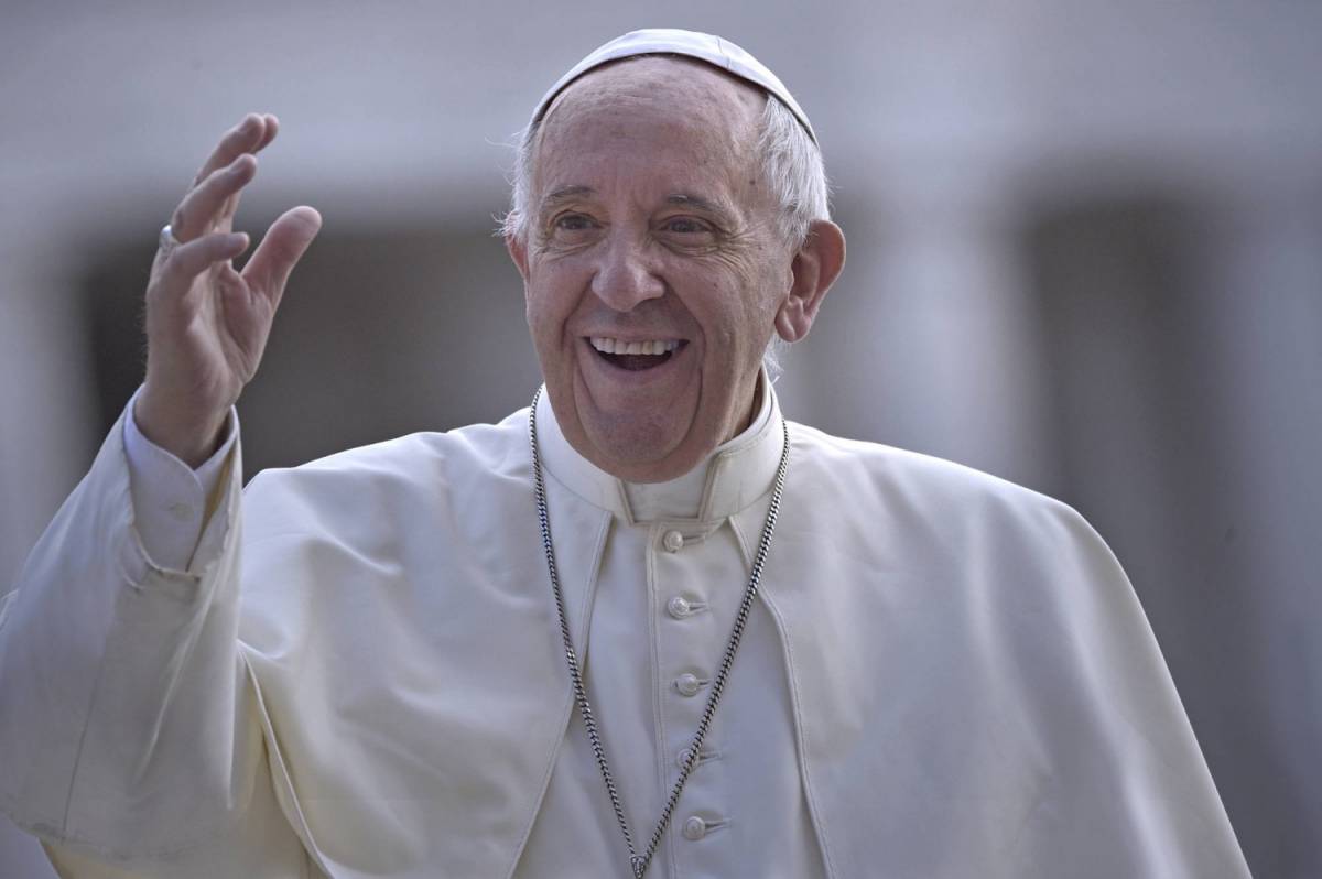 Il Papa visita la tomba di don Milani: "Ora ridare la parola ai poveri"