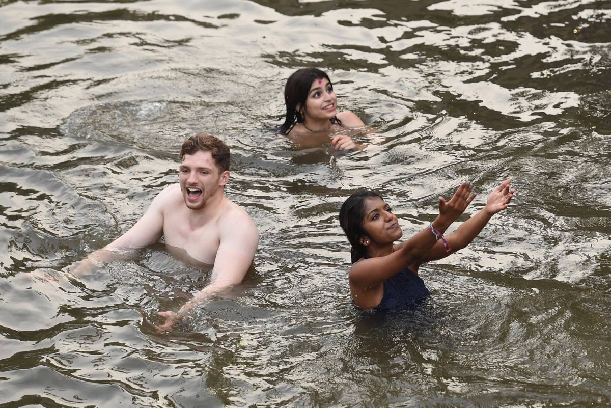 Gli studenti di Cambridge festeggiano la fine dell'anno: bagno nudi nel fiume