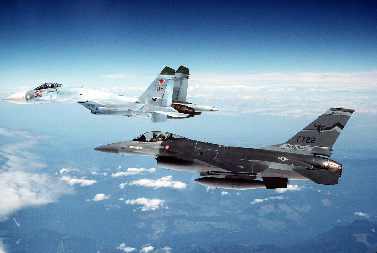 Tensione nei cieli: F-16 della Nato avvicina aereo del ministro del Cremlino
