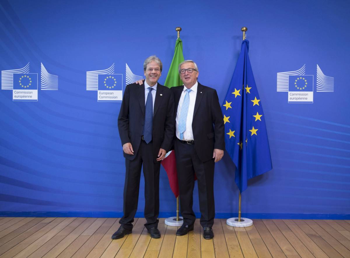 Immigrazione, Juncker a Gentiloni: "Può contare sulla solidarietà europea"