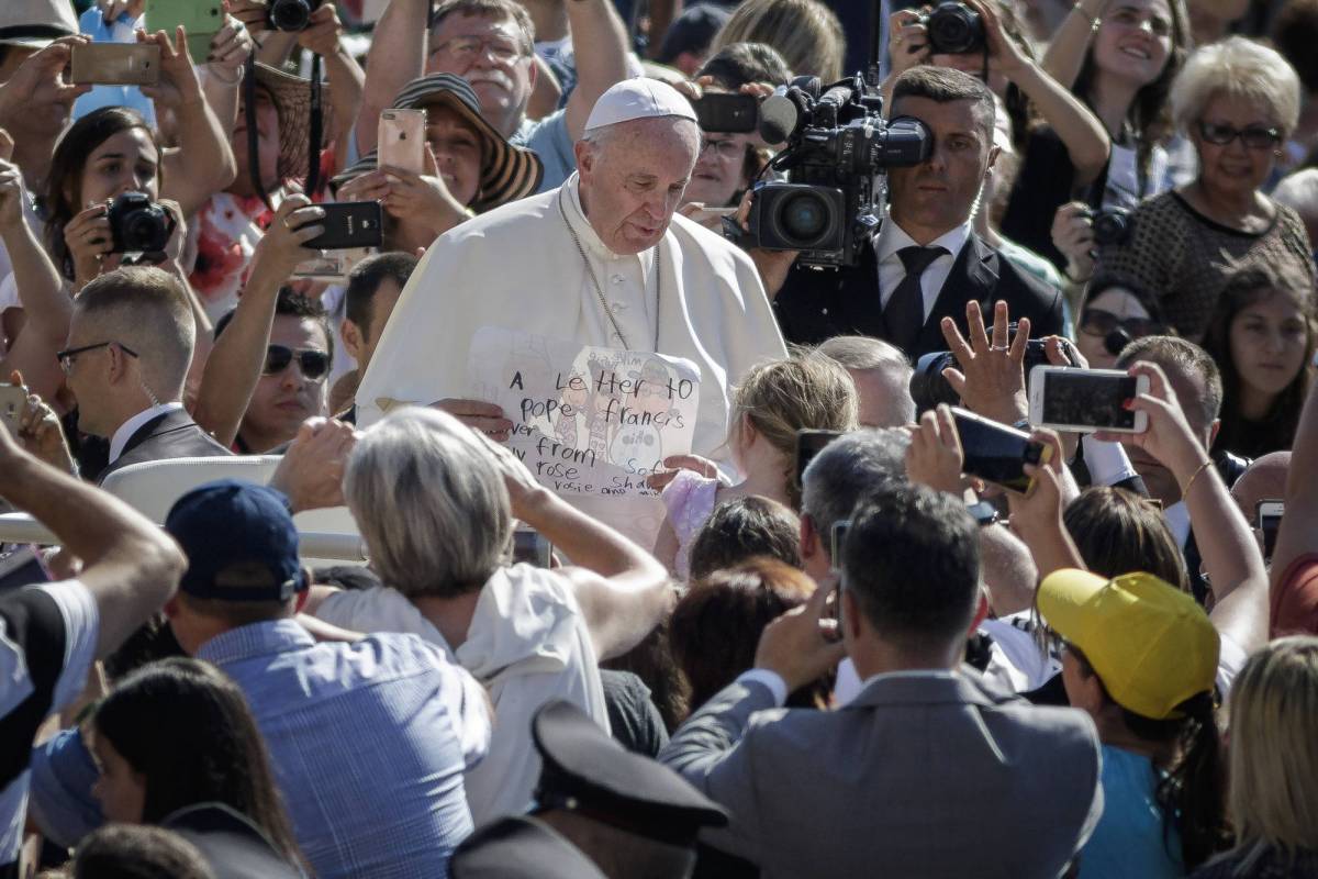Papa Francesco: "Dolore per il terrorismo Dio ci liberi da violenza"