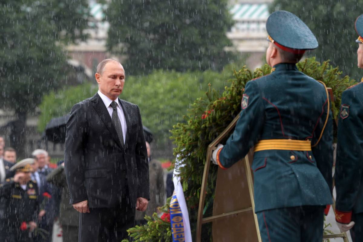 Putin bagnato e impassibile durante l'omaggio ai caduti