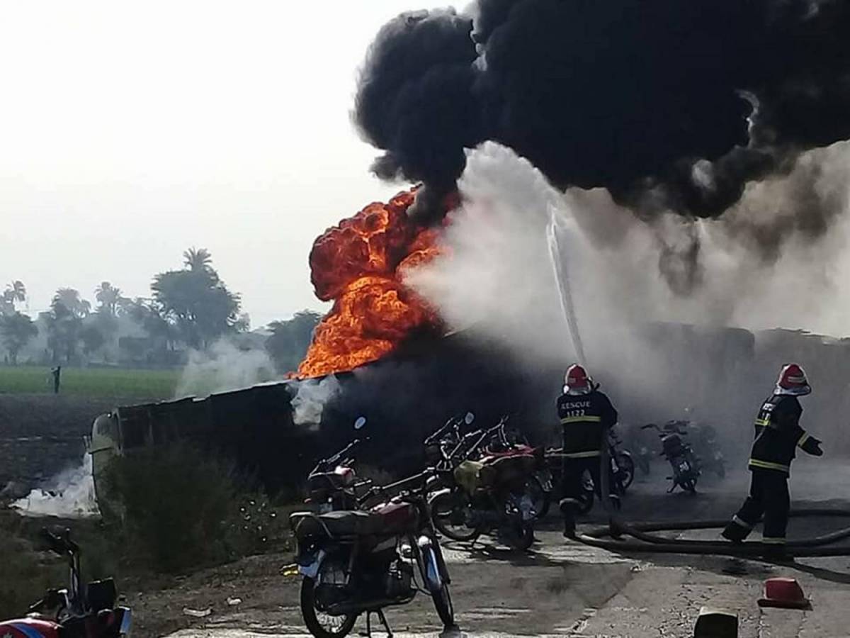Pakistan, esplode autobotte di petrolio: 153 muoiono bruciati vivi