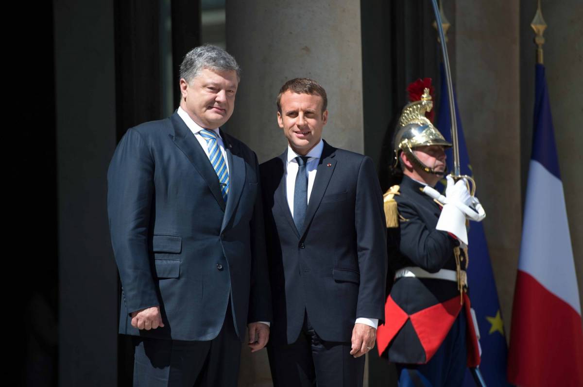 Macron sfida Putin: "Non riconosciamo l'annessione della Crimea"
