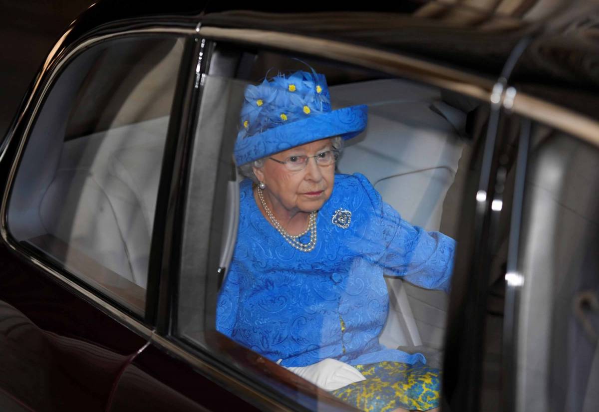 Suddito bacchetta la Regina Elisabetta: "Senza cintura di sicurezza"