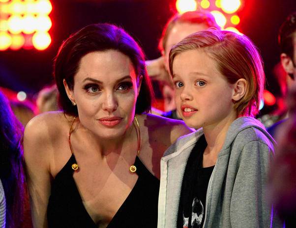 La figlia di Jolie e Brad inizia la cura ormonale per cambiare sesso? - ilGiornale.it