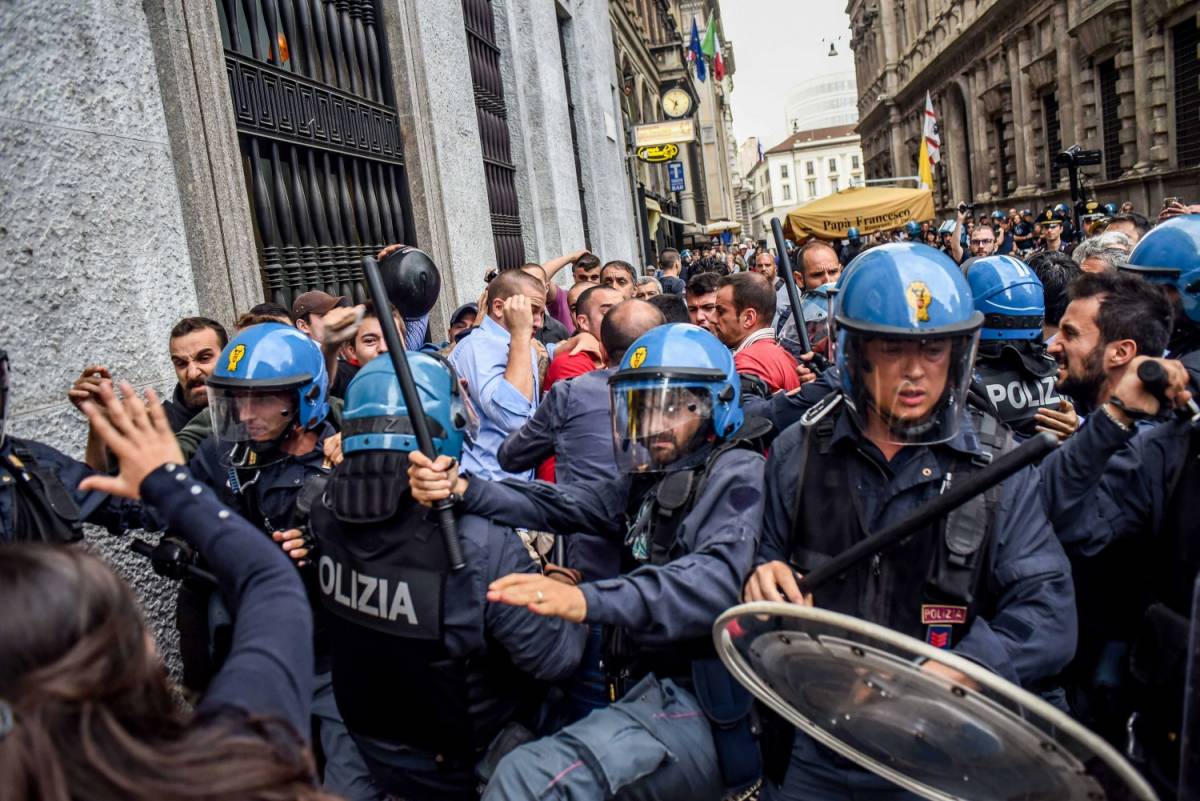 Milano, caos e scontri tra Casapound e antagonisti