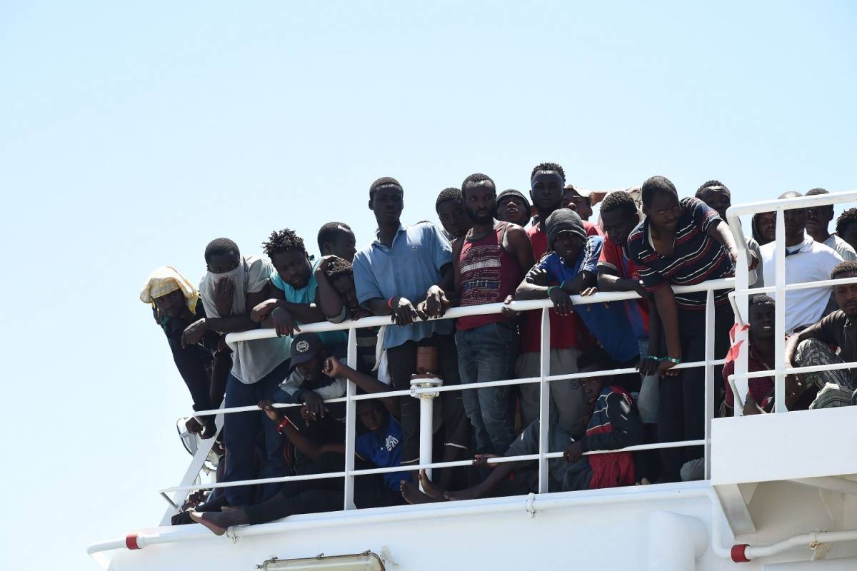 Migranti, la svolta di Salvini: chiusi tutti i porti italiani
