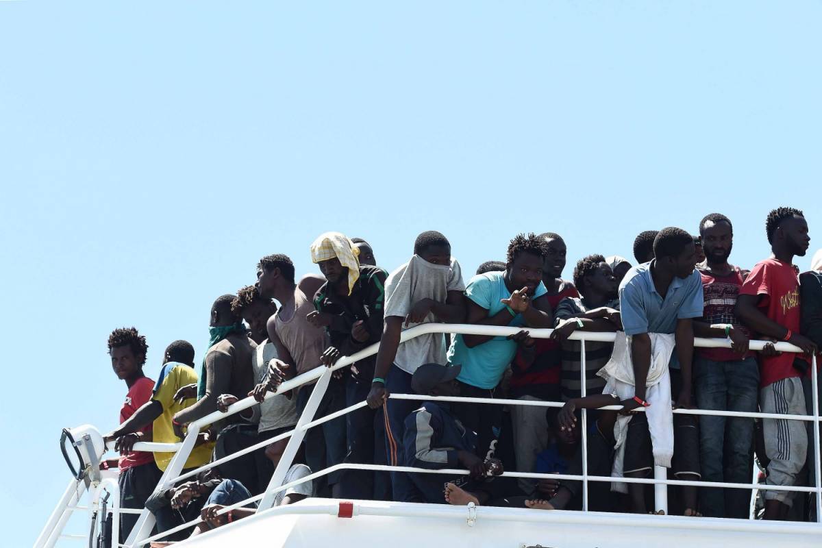Migranti, altri 650 arrivi: sul barcone pure 9 morti