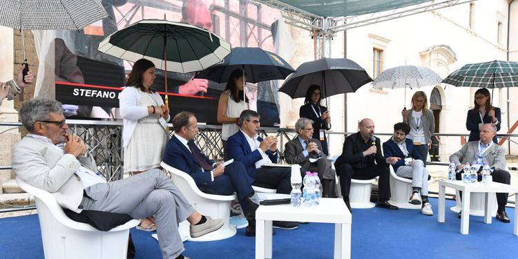 "Ombrelline" per i politici in Abruzzo: esplode la polemica web
