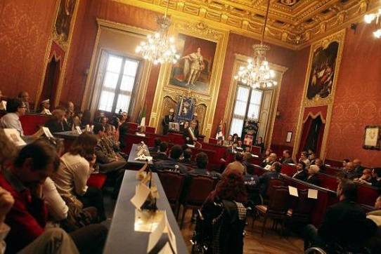 Torino, crolla un pezzo di soffitto della sala del Consiglio comunale