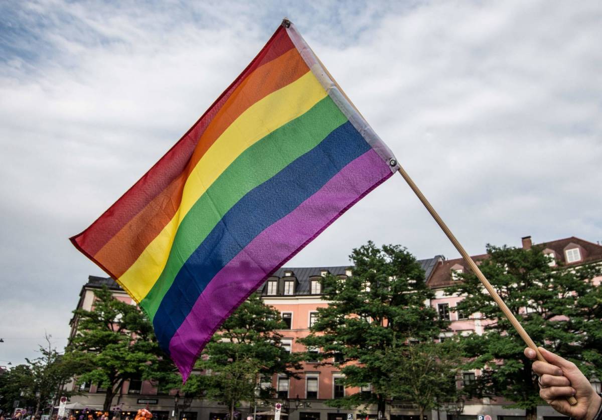 Meloni contro il Gay Pride: "Il diritto più importante è avere un padre e una madre" 