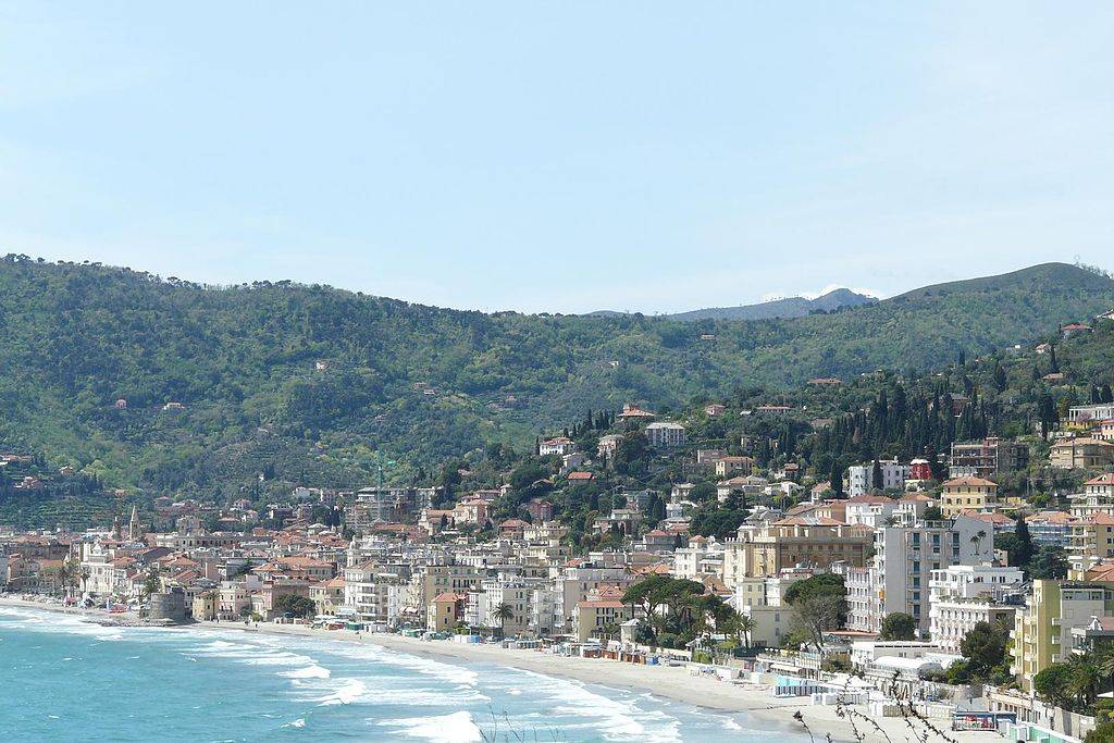 Liguria, l'appello di Alassio e Laigueglia: "Spiagge a numero chiuso"