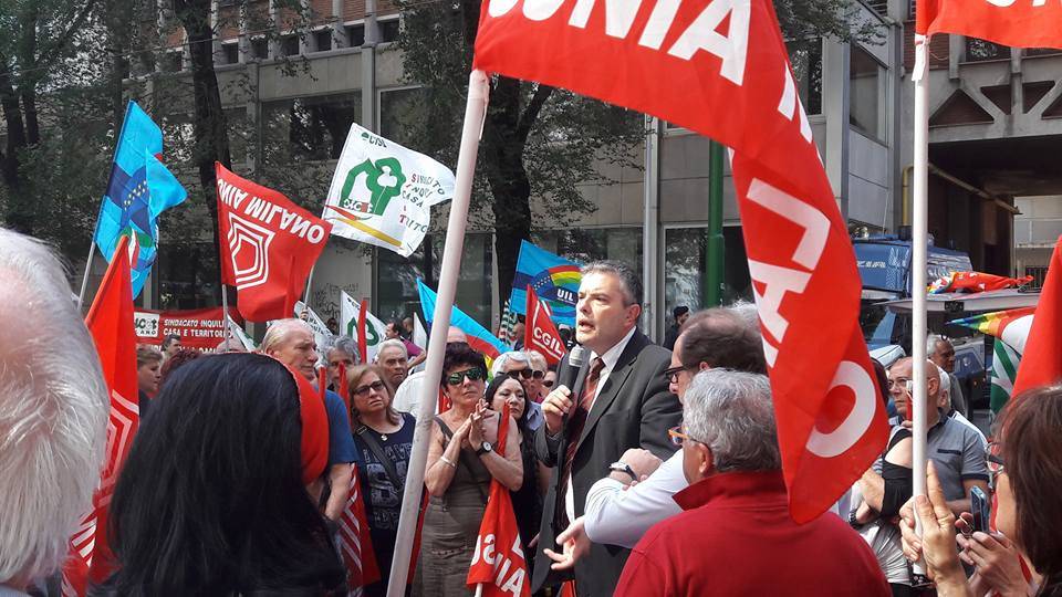 Il Pd implode in Comune: nasce il gruppo anti Renzi