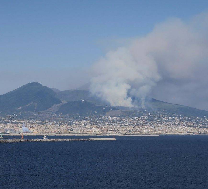 Incendio sul Vesuvio, in azione due canadair. Evacuate 30 persone