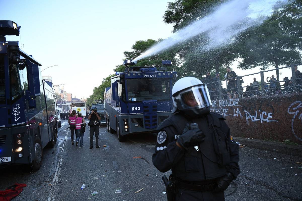 G20, scontri ad Amburgo tra polizia e manifestanti