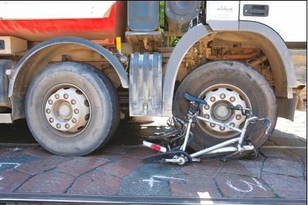 Stritolato in bicicletta dalle ruote del camion È emergenza incidenti