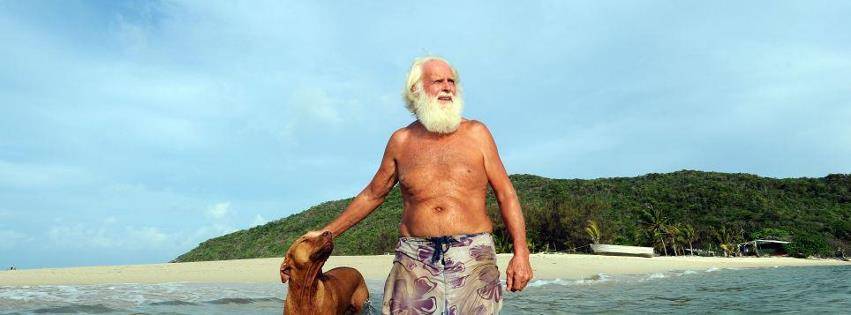 L'ex miliardario che vive da 20 anni su un'isola: adesso però rischia di essere cacciato