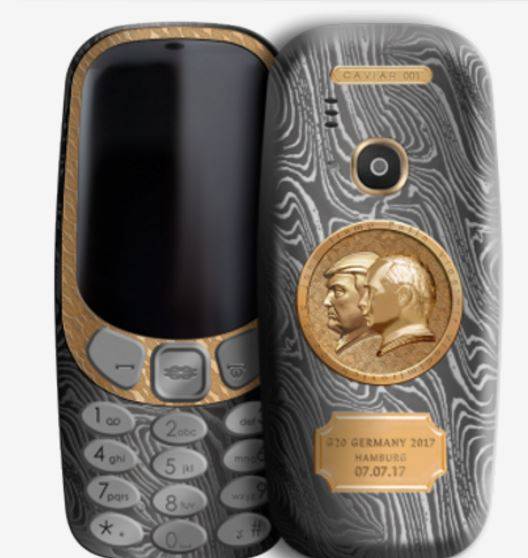 Il Nokia 3310 con i volti di Putin e Trump in oro per celebrare il loro incontro