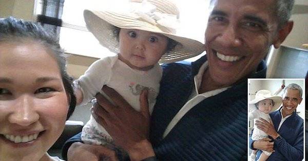 Selfie di Obama con una donna e il suo bimbo. Ma la fede dov'è finita?