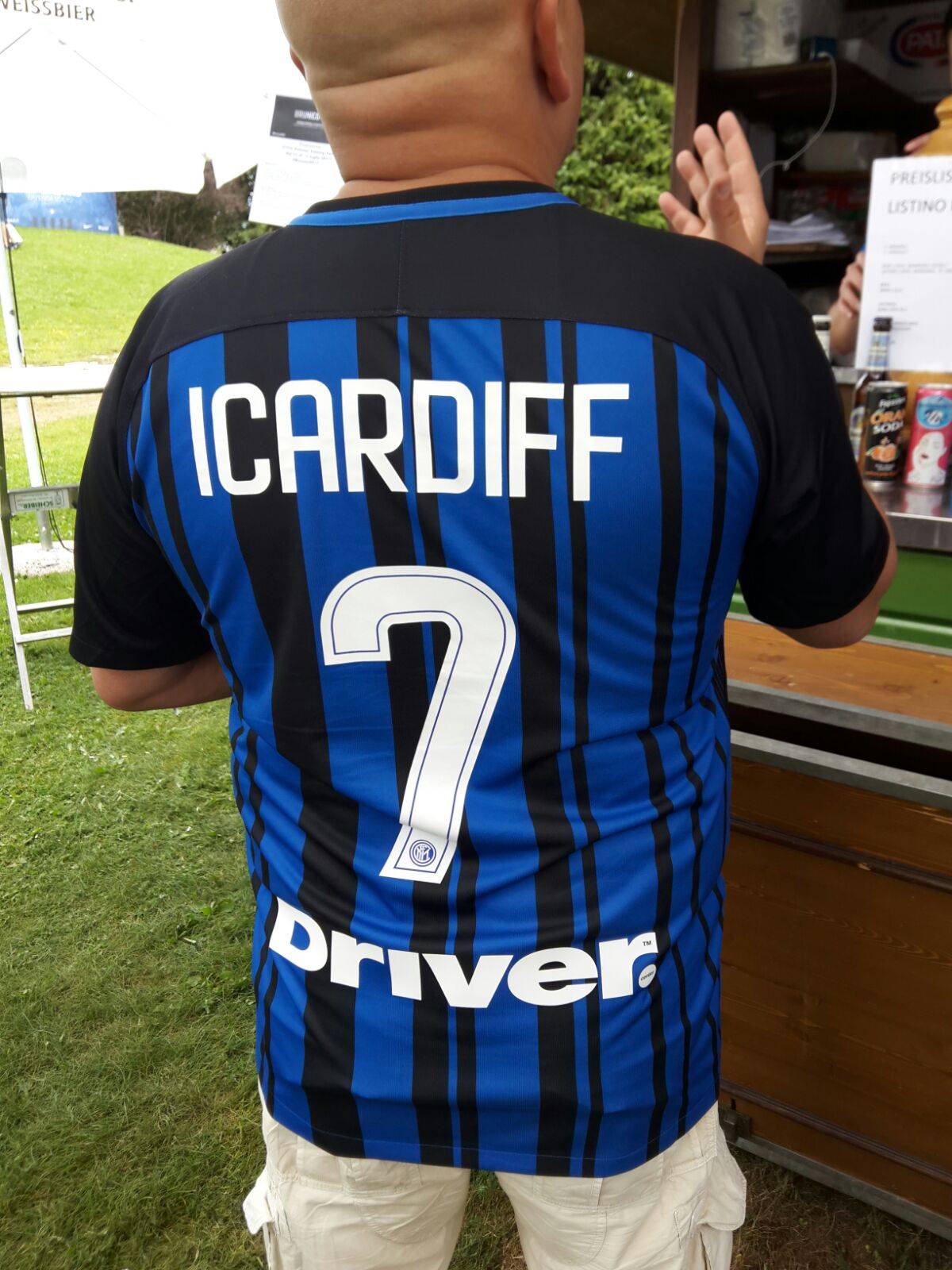 Un tifoso dell'Inter si prende gioco della Juve: maglia nerazzurra con la scritta Icardiff