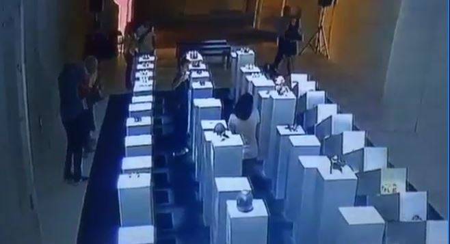La turista fa un selfie alla mostra e causa effetto domino: danno da 200 mila dollari