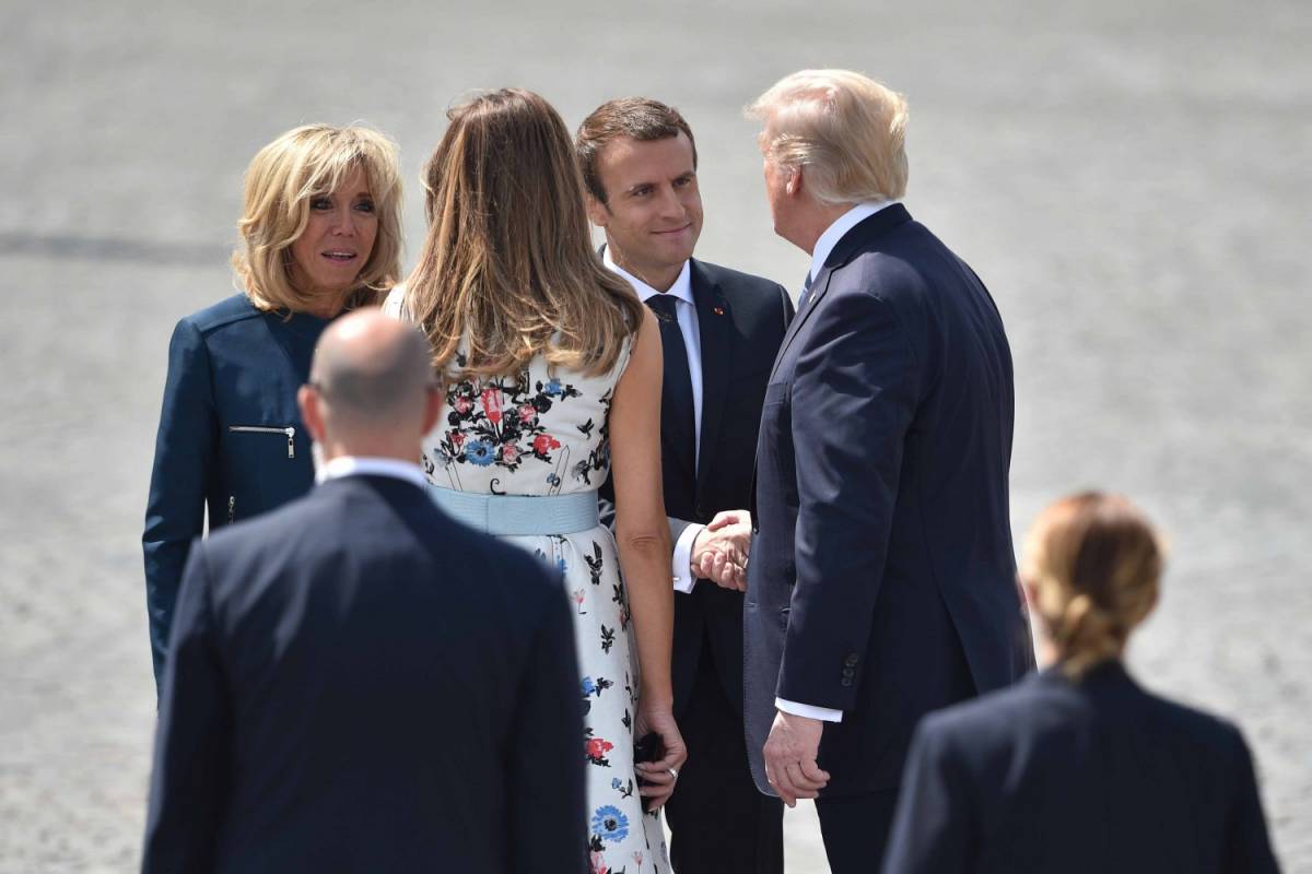 Trump galantuomo con la signora Macron. Ed è subito "sessista"