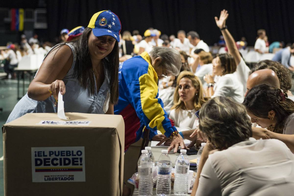 Milioni di venezuelani in coda Sangue sul voto contro Maduro